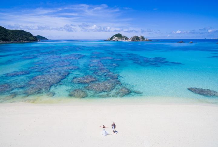 沖縄でのフォトウェディングはやっぱり離島がおすすめ。「渡嘉敷島阿波連ビーチ」。