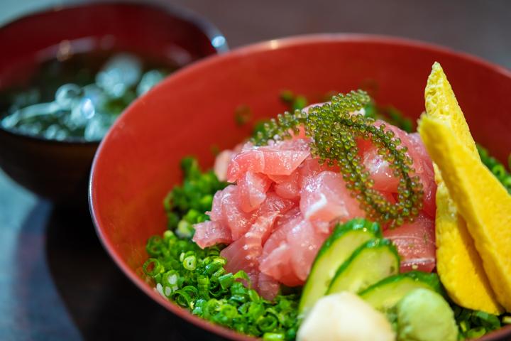 一度食べたら忘れることができない。新鮮で大ぶりのネタが自慢の【まぐろや本舗】のまぐろ丼。