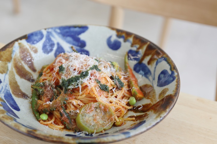 沖縄の島野菜をカジュアルに。「カメカメキッチン」で味わうパスタランチ