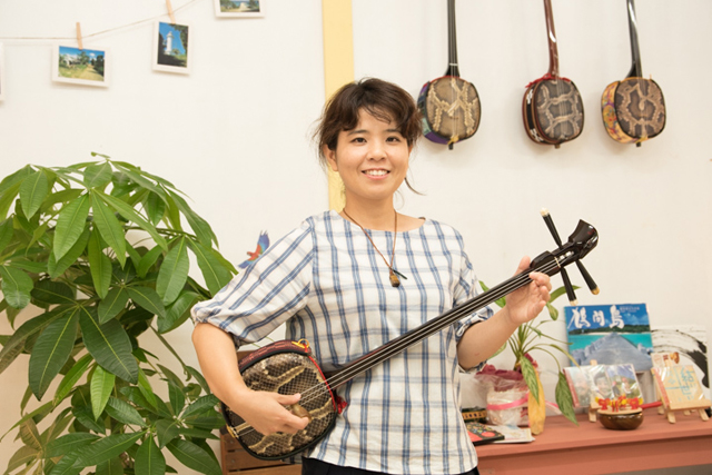 三線体験したいなら鳩間可奈子のLesson Cafe「あおばと」へ（那覇市三原）