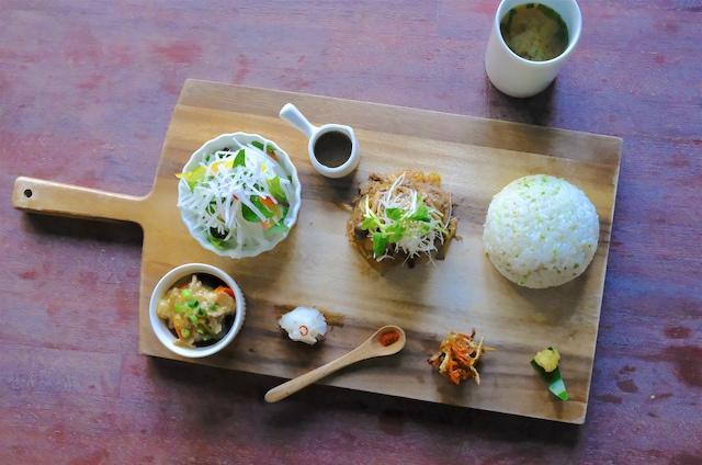 健康になりたいという欲求と知的好奇心とを両方満たしてくれるカフェ〈運天食堂 （名護市）〉