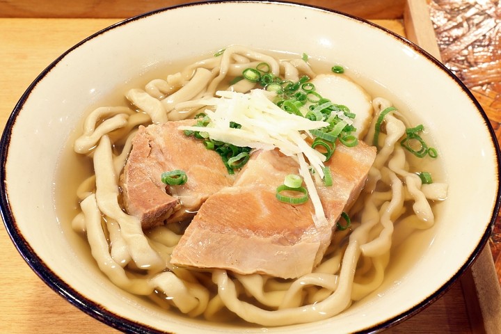 脱サラして始めたのは沖縄そば屋さん。踊る食感のモチモチ麺が美味しい首里の『てぃしらじそば』