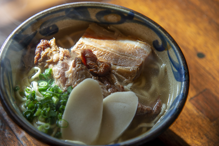 くつろぎの空間で滋味に満たされる「海産物料理と沖縄そばの店 楚辺」