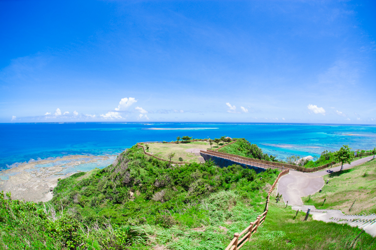 バスとタクシーで沖縄本島南部を周遊！綺麗な海とグルメ満喫1泊2日