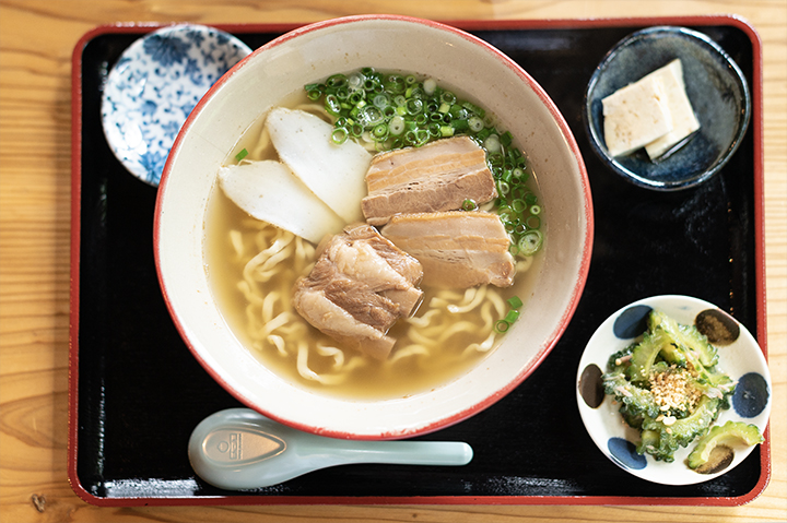 【食べる】やんばるの森に佇む古民家の沖縄そば店「伊豆味そば」