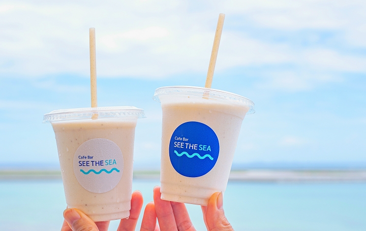 絶品バナナスムージーを飲み比べ「Cafe Bar SEE THE SEA」【瀬長島】